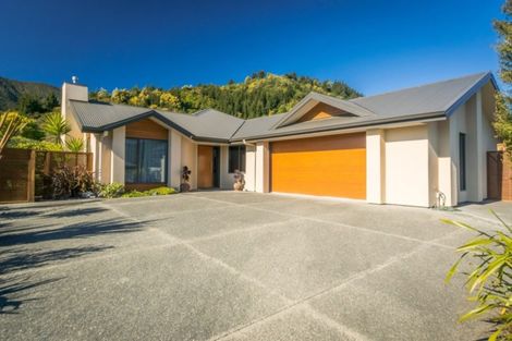 Photo of property in 15 Weka Place, Picton, 7220