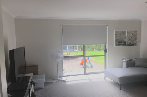 Photo of property in 1 Canonbie Place, East Tamaki Heights, Auckland, 2016