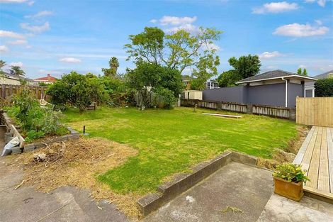 Photo of property in 42 Tiroroa Avenue, Te Atatu South, Auckland, 0610