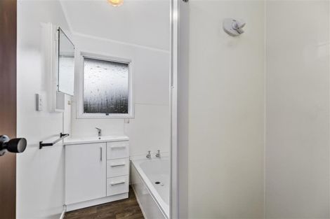 Photo of property in 16 Foyle Place, Glendene, Auckland, 0602