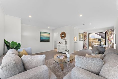 Photo of property in 1/14 Kupari Place, Totara Vale, Auckland, 0629