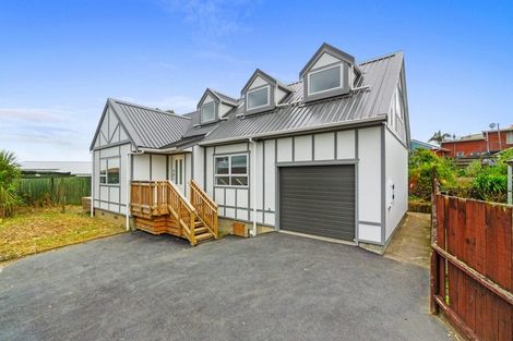 Photo of property in 10 Harding Avenue, Te Atatu South, Auckland, 0610