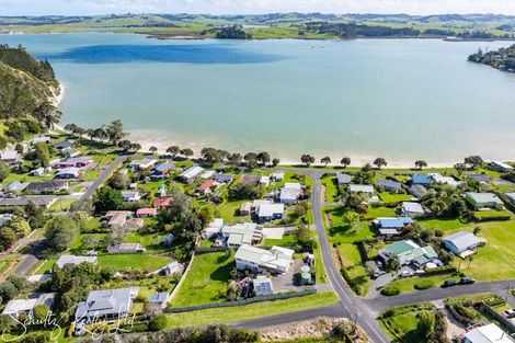 Photo of property in 10 Oxford Street, Whakapirau, Maungaturoto, 0583