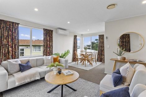 Photo of property in 12 Evesham Place, Newlands, Wellington, 6037