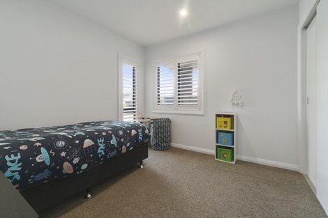 Photo of property in 22 Sir Lincoln Drive, Kumeu, 0810