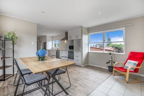 Photo of property in 6 Tauhara Street, Green Bay, Auckland, 0604