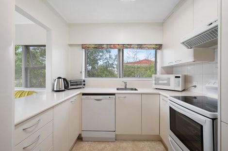 Photo of property in 125 Reeves Road, Pakuranga Heights, Auckland, 2010