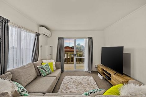 Photo of property in 26 Halloran Place, Massey, Auckland, 0614