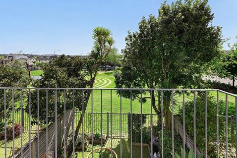 Photo of property in Tuscany Way, 19/3 Ambrico Place, New Lynn, Auckland, 0600