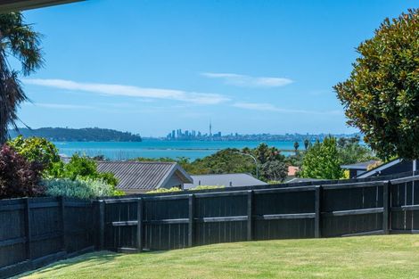 Photo of property in 25 Marina View Drive, West Harbour, Auckland, 0618