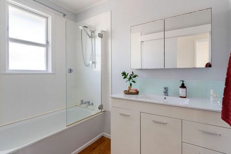 Photo of property in 4 Balmain Street, Newlands, Wellington, 6037