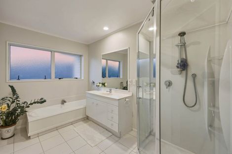 Photo of property in 22 Windfall Grove, Greenhithe, Auckland, 0632