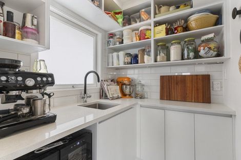 Photo of property in 29 Te Atatu Road, Te Atatu South, Auckland, 0610