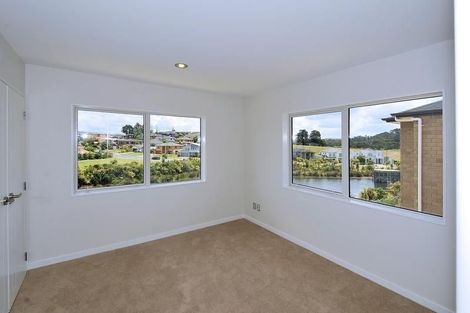 Photo of property in 16 Sohlue Place, Oteha, Auckland, 0632