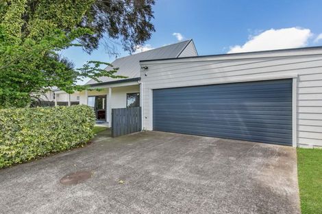 Photo of property in 2 Braeburn Place, Takanini, 2112