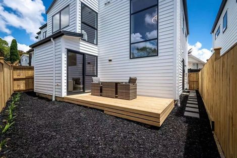 Photo of property in 16c Madison Place, Forrest Hill, Auckland, 0620
