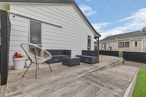 Photo of property in 22 Edgewater Parade, Waiuku, 2123