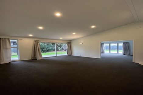 Photo of property in 32 Ambleside Drive, Burnside, Christchurch, 8053