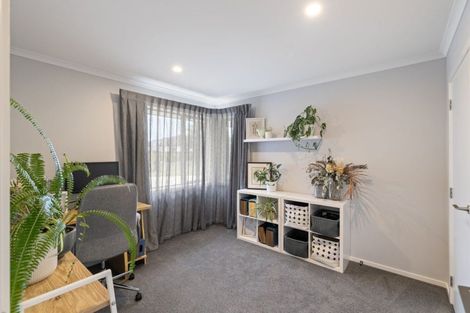 Photo of property in 1 Gibraltar Way, Fitzherbert, Palmerston North, 4410
