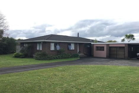 Photo of property in 679 Waitakere Road, Kumeu, 0891