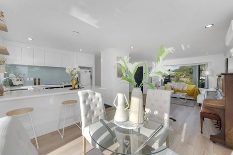 Photo of property in 6 Frank Bunce Grove, Flat Bush, Auckland, 2019