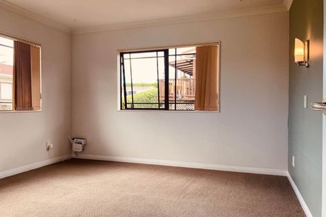 Photo of property in 2/890 East Coast Road, Northcross, Auckland, 0630