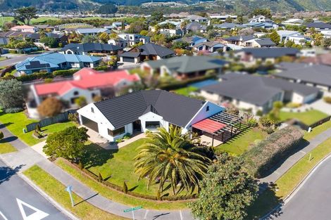 Photo of property in 2 Quadrant Heights, Paraparaumu, 5032