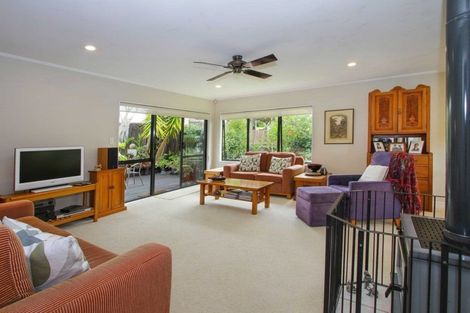 Photo of property in 5 John Webster Place, Glen Eden, Auckland, 0602