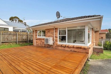 Photo of property in 2/8 Wykeham Place, Glenfield, Auckland, 0629