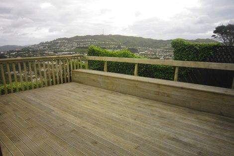 Photo of property in 6 Stroud Way, Newlands, Wellington, 6037