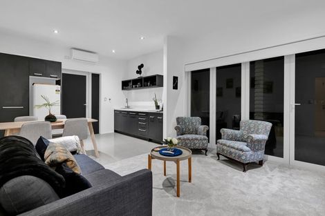 Photo of property in 2/5 Beach Street, Fitzroy, New Plymouth, 4312