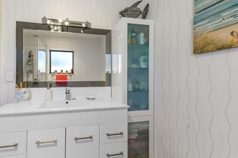 Photo of property in 19a Litchfield Place, Clarks Beach, 2122