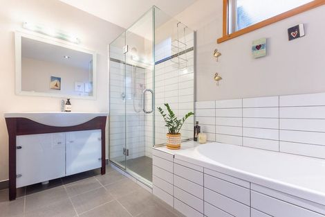 Photo of property in 32 Lorna Irene Drive, Raumati South, Paraparaumu, 5032