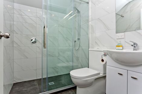 Photo of property in 5/4 John Jennings Drive, Oteha, Auckland, 0632