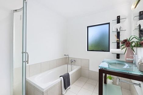 Photo of property in 48 Rising Parade, Fairview Heights, Auckland, 0632