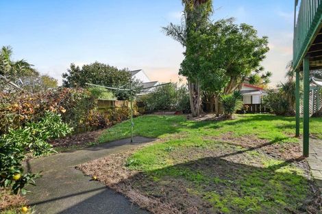 Photo of property in 16 Leaming Place, Clarks Beach, 2122