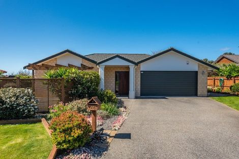 Photo of property in 27 Quadrant Heights, Paraparaumu, 5032