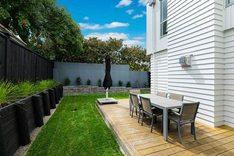 Photo of property in 144 East Coast Road, Forrest Hill, Auckland, 0620