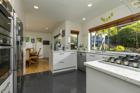 Photo of property in 6 Falstone Lane, Browns Bay, Auckland, 0630