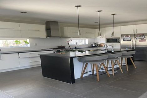 Photo of property in 30 Namsan Close, Fairview Heights, Auckland, 0632