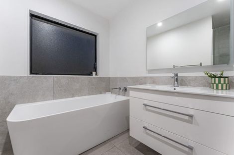 Photo of property in 2/18 Atlantis Place, Totara Vale, Auckland, 0629