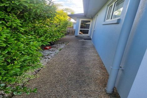 Photo of property in 7 Harrowglen Drive, Northcross, Auckland, 0632