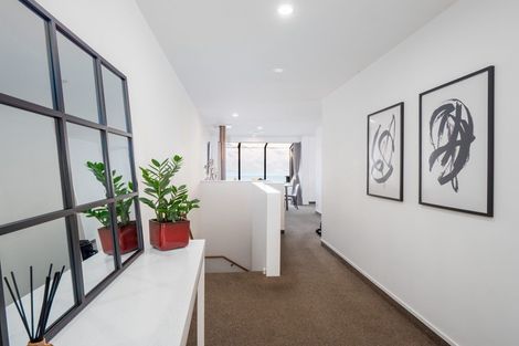 Photo of property in 17a Wynyard Crescent, Fernhill, Queenstown, 9300