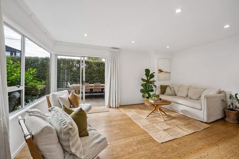 Photo of property in 2/7 Hanlon Crescent, Narrow Neck, Auckland, 0624
