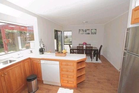 Photo of property in 18 Pinewood Grove, Botany Downs, Auckland, 2010