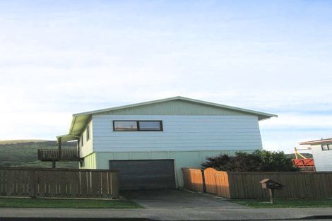 Photo of property in 20 Fernhaven Grove, Newlands, Wellington, 6037