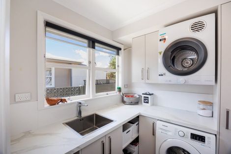 Photo of property in 2 Anzio Place, Awapuni, Palmerston North, 4412