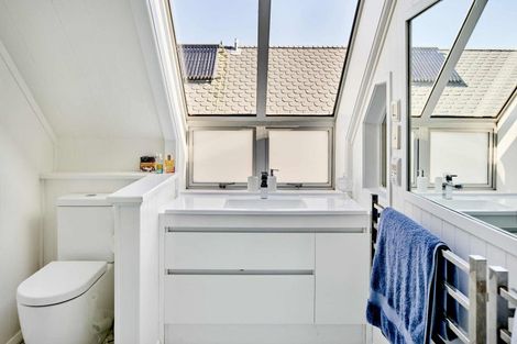 Photo of property in 147 Marine Parade, Eastbourne, Lower Hutt, 5013