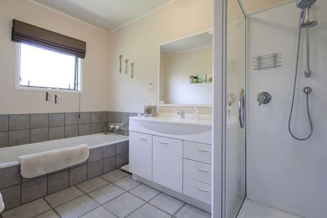 Photo of property in 2/12 Mistletoe Place, Browns Bay, Auckland, 0630