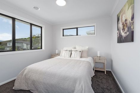 Photo of property in 8 Canary Way, Whitby, Porirua, 5024